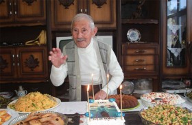 معمر يطفئ شموع عيد ميلاده الـ 102 