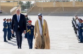 خليفة بن طحنون يستقبل وزير الدفاع الإيطالي في واحة الكرامة 