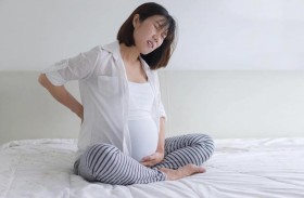 العلماء يحلون لغز سبب ركل الجنين لرحم أمه