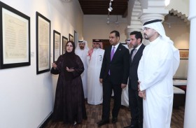 القنصل العراقي يزور ملتقى الشارقة للخط ويشيد بلوحة «سورة الرحمن» الفائزة