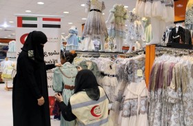 الهلال الأحمر يواصل توزيع كسوة عيد الأضحى في حضرموت