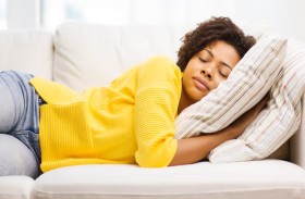 خبير في النوم يكشف عن سبب أهمية الغفوة الخفيفة لصحتك مثل النوم العميق!