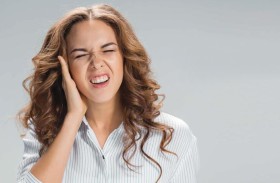 يحمي من الغبار والبكتيريا.. ماذا يكشف شمع الأذن عن صحتك؟