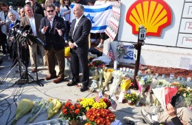 ناشطون يهود يحتلّون تمثال الحرية في نيويورك لوقف الحرب على غزة 