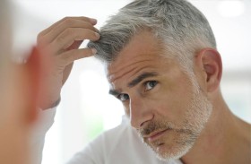 تقبّل الشيب وانطلق.. دروس من عارضي الأزياء فوق الـ60