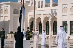 منصور بن زايد يرفع علم الإمارات على سارية قصر الوطن