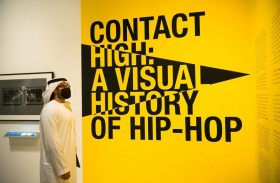محمد خليفة المبارك يتجول في معرض «كونتاكت هاي: سرد بصري لتاريخ الهيب هوب»