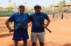 حكاية تسعيني يلعب التنس بمهارة 