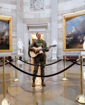 عضو الحرس الوطني في ميشيغان الرقيب هانا بولدر تغني وتعزف على الجيتار في مبنى الكابيتول في واشنطن. رويترز