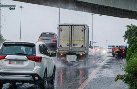 شرطة أبوظبي تدعو السائقين إلى عدم الوقوف تحت الجسور والأنفاق أثناء هطول الأمطار