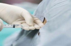 «إبرة الظهر» تصيب أم بالشلل 
