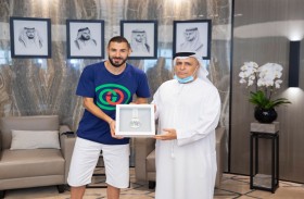مجلس دبي الرياضي يمنح بنزيمة ميدالية أبطال خط الدفاع الأول 