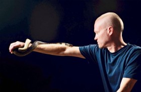 200 لدغة أفعى.. رجل يخاطر بحياته من أجل مصل