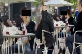 طفل يدخن أمام العامة برفقة والديه