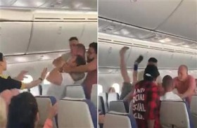 فتح باب الطوارئ وحاول طعن المضيفة بالجو