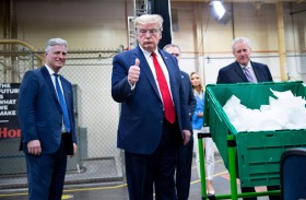 ترامب يتحدى إجراءات الوقاية من كورونا في مصنع للكمامات