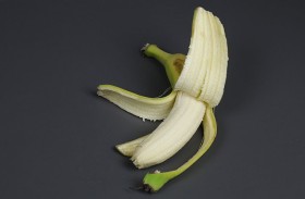 يقشر الموز قبل شرائه بغية توفير المال