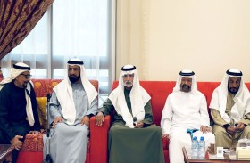 نهيان بن مبارك يعزي حميد حمد دلموك الظاهري في وفاة زوجته