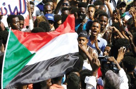 متظاهرون مؤيدون للجيش قرب قصر الرئاسة بالخرطوم