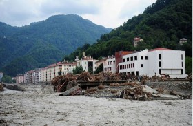 إردوغان يزور مناطق فيضانات في شمال تركيا 