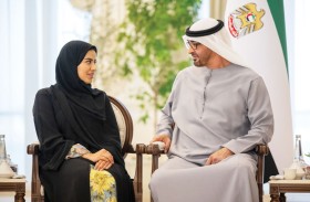 رئيس الدولة يستقبل المصورة الإماراتية نورة النيادي
