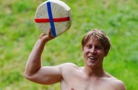 يوتيوبر يفوز بـ «دحرجة الجبن» في مغامرة جنونية