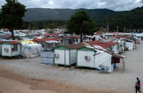 اليونان تعزل مخيما ثانيا للاجئين 