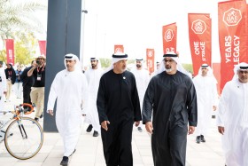 خالد بن محمد بن زايد يلتقي فريق الإمارات «إكس آر جي» في المرحلة الثانية من طواف الإمارات 2025
