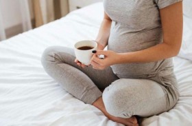 النساء الحوامل وشرب القهوة.. دراسة تحسمُ الجدل