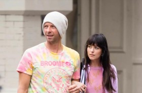 بعد شائعة انفصالها.. داكوتا جونسون تظهر بخاتم خطوبتها 