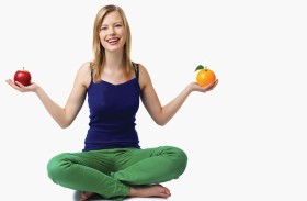 التفاح أم البرتقال... أيهما أفضل للصحة؟