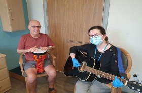 يشفى من الشلل بالاستماع إلى الأغاني