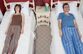 هل نوم الزوجين منفصلين بداية لانتهاء العلاقة الزوجية؟