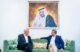 عبدالله بن زايد يلتقي وزير الدفاع في إسرائيل