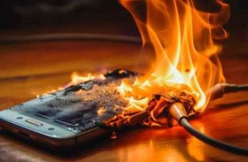 شاحن هاتف يتسبب بحريق مروع
