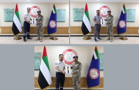 شرطة أبوظبي تكرم 4 من أفراد المجتمع ساهموا في إنقاذ مصابين في حادث مروري