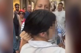 مواجهة عنيفة بين سائحة و لصة مراهقة 