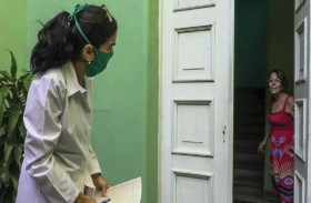 طلاب الطب في كوبا يجولون من منزل إلى آخر بحثا عن إصابات بفيروس كورونا