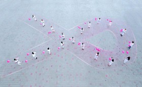 لاعبات الجوجيتسو يقمن سلسلة بشرية للتوعية بأهمية الكشف المبكر عن سرطان الثدي