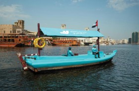 في خور دبي التاريخي ديليفرو  توصل الطلبات على متن قارب العبرة 