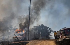 حريق ضخم في كاليفورنيا يجبر الآلاف على إخلاء منازلهم