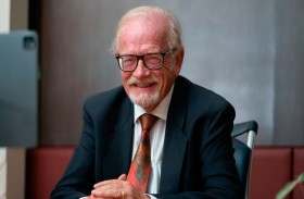 رئيس الدولة يعزي  عائلة المؤرخ والباحث بيتر هيلير 