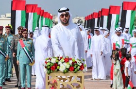 ولي عهد أم القيوين يرفع علم الدولة في حديقة الخور