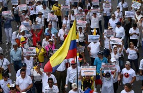 آلاف الكولومبيين يتظاهرون بدعوة من المعارضة