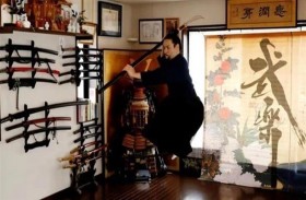 كورونا تجبر يابانيا على تعليم فنون الساموراي عبر الإنترنت