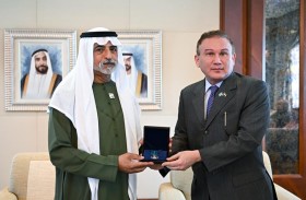 نهيان بن مبارك يتسلم وسام الشرف لمؤتمر زعماء الأديان العالمية والتقليدية