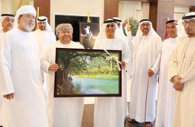 سالم بن سلطان القاسمي يفتتح معرض المصور العُماني أحمد الشحي ويشيد بدور الصورة في تعزيز السياحة وتوثيق الجماليات 