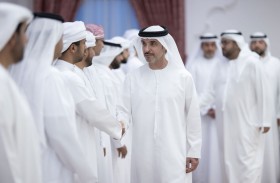 هزاع بن زايد يُقدّم واجب العزاء في وفاة حارب محمد بن حاذه الكتبي