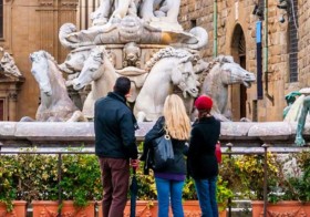 توجيه اتهامات لسائحة شوّهت نافورة تاريخية في إيطاليا