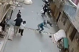 يدٌ سريعة تخطف طفلاً من الموت 